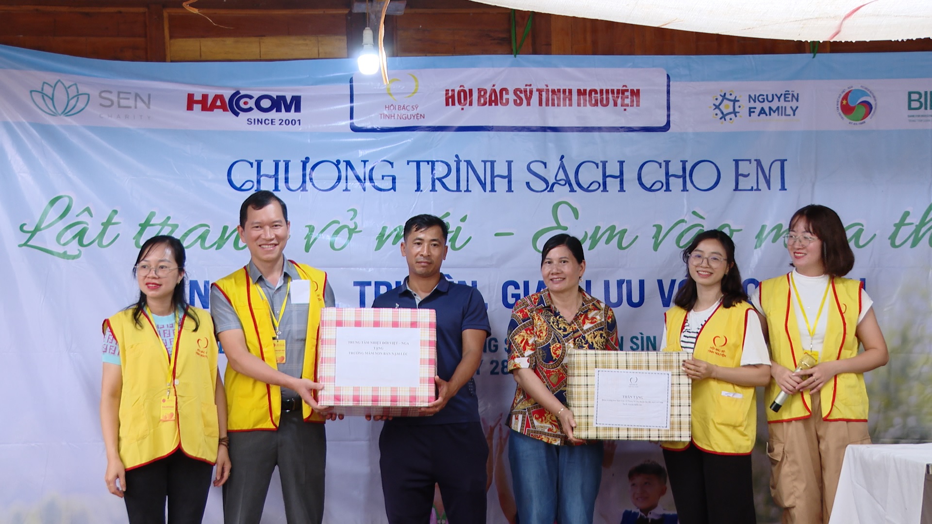 Trung tâm Nhiệt đới Việt - Nga phối hợp với Hội Bác sỹ tình nguyện thực hiện chương trình “Sách cho em” và chương trình “Chung sức vì sức khỏe cộng đồng” tại Sìn Hồ, Lai Châu